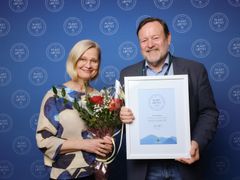 REDUKSJON AV UNØDVENDIG PLAST: Årets vinner er BAMA, og emballasjesjef Åse Øygarden og emballasjeutvikler Thomas Eie mottok prisen.  Foto: Herman Ekendahl-Dreyer / Grønt Punkt Norge