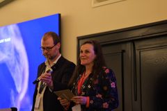 PRISUTDELING: Johannes Daae og Jaana Røine i Grønt Punkt Norge under prisutdelingen. Foto: Herman Ekendahl-Dreyer / Grønt Punkt Norge