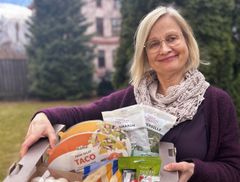 BAMA Gruppen: BAMA var nominert i til sammen tre kategorier, for deres mange emballasjetiltak i 2025. Her viser emballasjesjef Åse Øygarden fram noen av produktene. FOTO: Grønt Punkt Norge