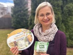 BAMA Gruppen: BAMA var nominert i til sammen tre kategorier, for deres mange emballasjetiltak i 2025. Her viser emballasjesjef Åse Øygarden fram noen av produktene. FOTO: Grønt Punkt Norge