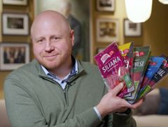 NORTURA: Alexander Baustad i Nortura viser frem emballasjen som sikret dem til sammen tre nominasjoner til Plastløfteprisene. FOTO: Grønt Punkt Norge