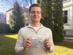 WENAAS WORKWEAR: Ved å fjerne individiuelle plastposer på 158 tekstilartikler ble Wenaas Workwear nominert for sin plastreduksjon. FOTO: Grønt Punkt Norge