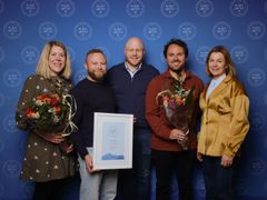 HOLDBARHETSPRISEN: Nortura vant også Holdbarhetsprisen for at tiltakene de har gjort på emballasje ikke har gått på bekostning av holdbarheten. Her sammen med daglig leder i Matvett, Anne-Grete Haugen.  Foto: Herman Ekendahl-Dreyer / Grønt Punkt Norge