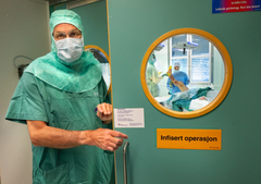 Seksjonsoverlege Geir Stray Andreassen, Medevac sengepost, ortopedisk avdeling OUS Ullevål. Bilde tatt utenfor operasjonsstue før operasjon av Medevac pasient.