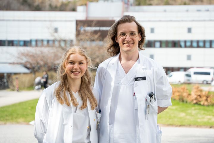 To legestudenter foran sykehus