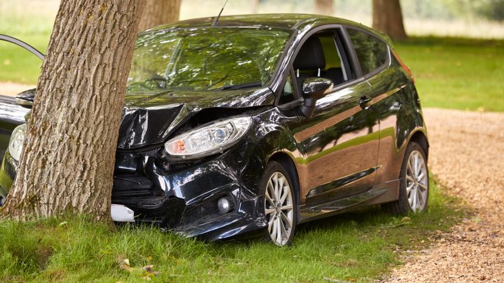 Bilde av bil som har kollidert i et tre