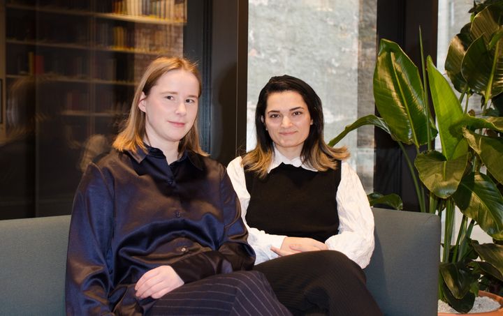 Alva Nåmdal Kjensli  (f.v.) og Nasjida Noorestany sittende i en sofa