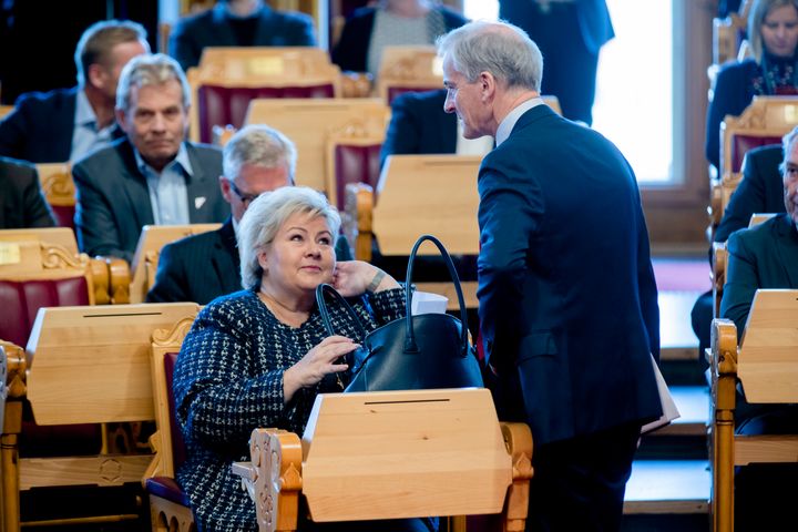 To personer i samtale i Stortinget.