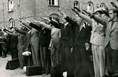 Bildet viser Frikorps Danmark med en rekke danske borgere som "heiler" før avreise til Tyskland.