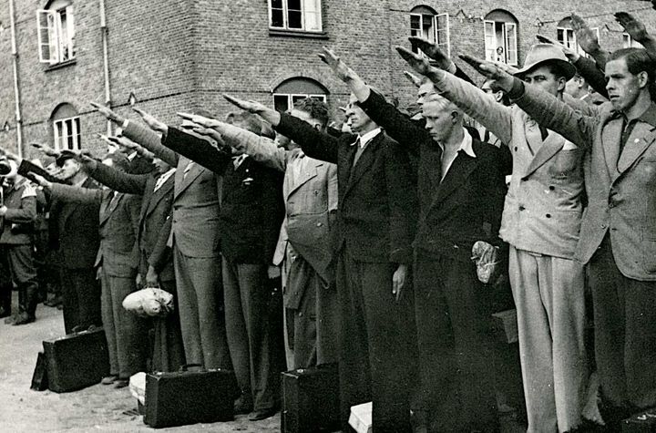 Bildet viser Frikorps Danmark med en rekke danske borgere som "heiler" før avreise til Tyskland.