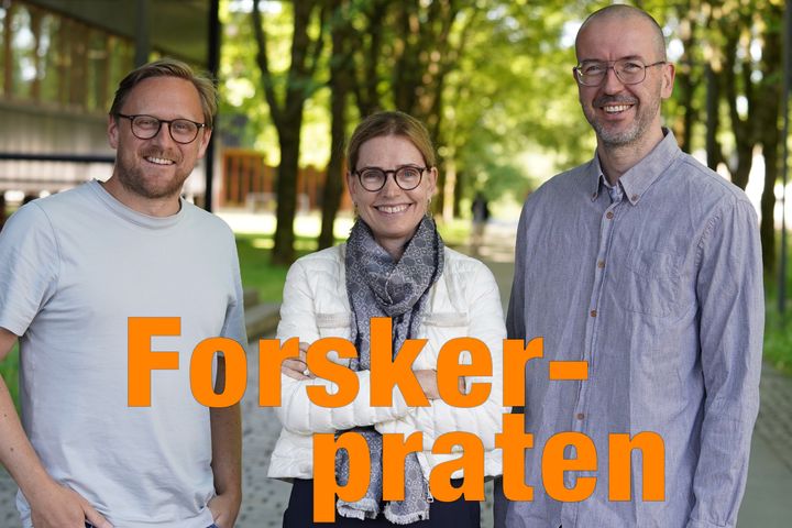 Tre smilende mennesker og tekst "Forskerpraten"