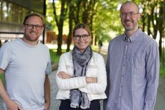 Tre smilende mennesker som alle deltar i podkasten Forskerpraten