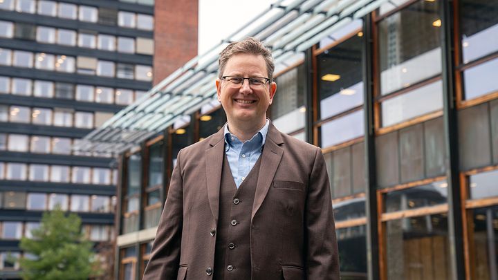 Smilende mann utendørs