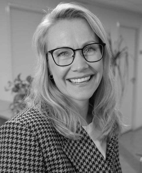 portrett av smilende kvinne, sort-hvitt