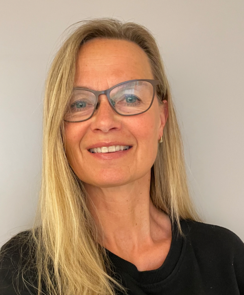 Portrett av smilende kvinne med briller