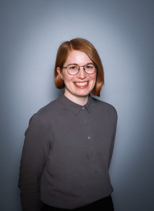 portrett av smilende kvinne