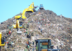 Søppelfjell i Bantargebang, Indonesia.