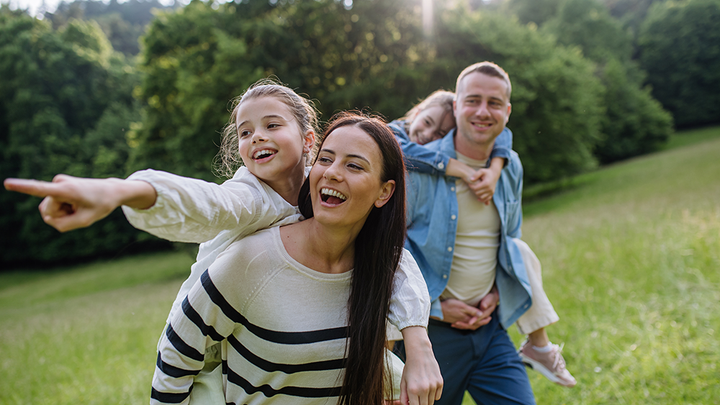 Utendørsbilde av en aktiv og glad familie
