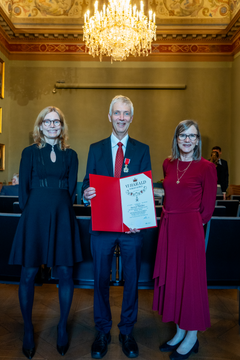 Steinar Holden sammen med Karen Helene Ulltveit-Moe, instituttleder ved Økonomisk institutt, og Anne Jule Semb, dekan ved Det samfunnsvitenskapelige fakultet