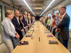 Til venstre står LO Kommunes Mette Nord og Pål Skarsbak og til høyre forhandlingsleder i KS, Tor Arne Gangsø