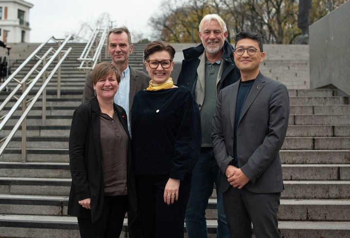 Forhandlingene i KS hovedavtalen er landet. Fra venstre: Helene Harsvik Skeibrok, leder i Fagforbundet, Pål Skarsbak, leder i LO Kommune, Marianne Solberg, leder i FO, Jon Oddvar Holthe, leder i Skolenes Landsforbund og Geir Grønnestad, nestleder i Creo.