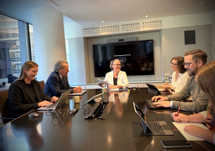 Kom i mål på overtid: F.v Anna Hjelle og Sigbjørn S. Mygland (NHO Service og Handel), Elisabeth Stenwig (mekler), Ingunn Reistad Jacobsen (Fagforbundet), Magnus Langstrand (Fagforbundet) og Vivian Jacobsen (Fagforbundet)