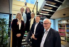Ble enige til slutt: f.v Ann Mari Lorentzen (Utdanningsforbundet), Marit Solheim (Delta), Line Tollefsen (Fagforbundet), Jørn Tommy Schjelderup (PBL), Espen Rokkan (PBL) og mekler Geir Engebretsen.