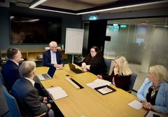 Partene rundt bordet hos riksmekler: f.v Espen Rokkan (PBL), Jørn-Tommy Schjelderup (PBL), mekler Geir Engebretsen, Line Tollefsen (Fagforbundet), Ann Mari Lorentzen (Utdanningsforbundet) og Marit Solheim (Delta).