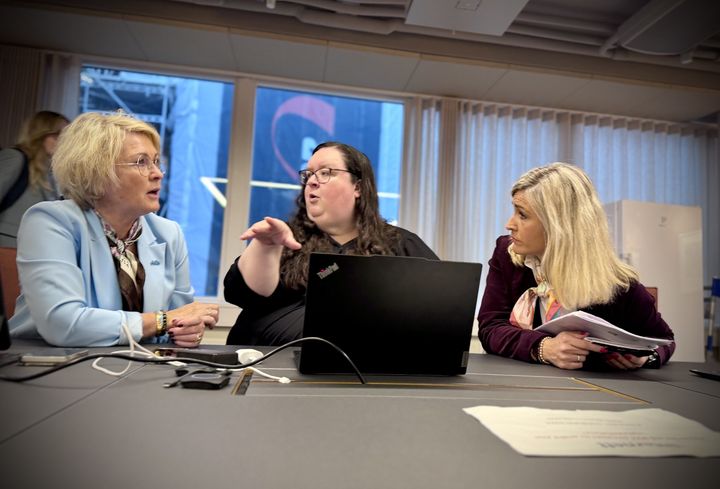 Arbeidstakersida gikk samlet inn i mekling med PBL: f.v Marit Solheim (Delta), Line Tollefsen (Fagforbundet) og Ann Mari Lorentzen (Utdanningsforbundet)