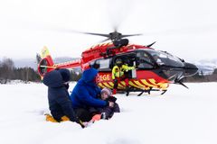 Helikoptercrew kommer for å hente pasient