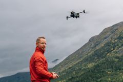 Jørgen Skogmo viser frem en av dronene som brukes av nødetatene i søk og redning.