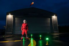 Hilde Wara, sjeflege i Stiftelsen Norsk Luftambulanse, her fotografert på legehelikopterbasen i Kirkenes.