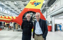 F.v. Nils K. Selte i Orkla ASA og Erland Kroken i Stiftelsen Norsk Luftambulanse