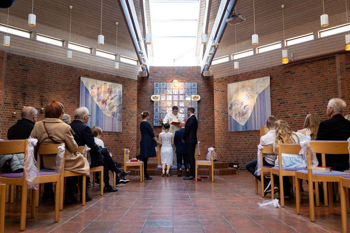 Nina og Per var blant parene som giftet seg på drop-in-bryllup på valentinsdagen, i Ski nye kirke. (Foto: Den norske kirke)