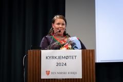 Den nye lederen for Samisk kirkeråd på talerstolen under Kirkemøtet.