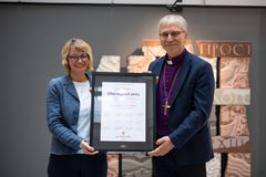 Sykehjemsprest Anna Dalaker og preses Olav Fykse Tveit. Foto: Den norske kirke.