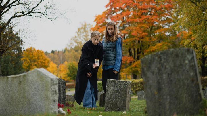 Denne helga er det venta at meir enn hundre tusen nordmenn besøker kyrkja og gravplassar for å tenne lys og minnast dei døde. Foto: Den norske kyrkja.