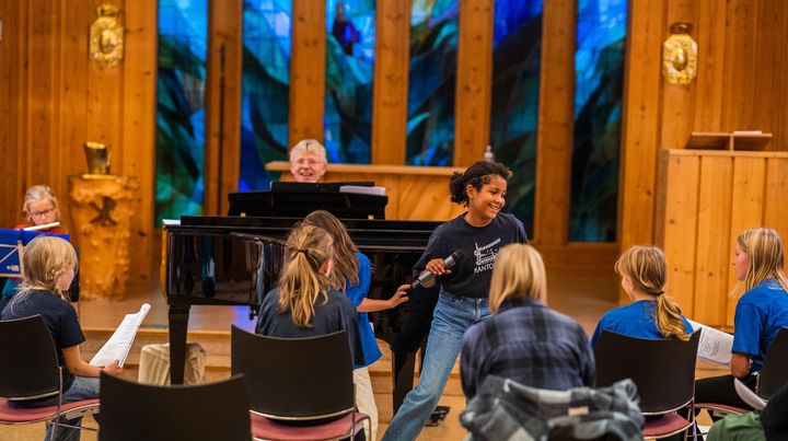 Den norske kirkes kulturaktivitet verdiskaper 1 milliard kroner. Illustrasjonsfoto fra korøvelse i Ås kirke. Foto: Torstein Kiserud / Den norske kirke.