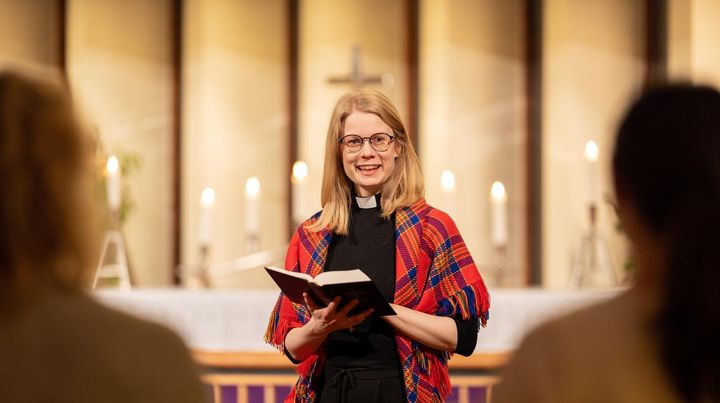 Den norske kirke bidrar til å ivareta og utvikle språk, blant annet gjennom tekstproduksjon, liturgi, gudstjenester og andre aktiviteter. (Illustrasjonsfoto: Steve Nilsen).