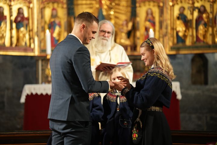 Elleve par gifta seg på drop-in-bryllaup i Mariakirken i Bergen på valentinsdagen 2026. Foto: Gyrid Cecilie Nygaard/Den norske kyrkja