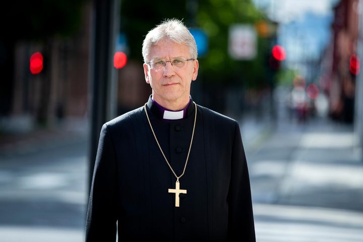 Preses Olav Fykse Tveit legger ned blomster etter kondolanseaudiens hos H.M. Kongen. Foto: Bo Mathisen/Den norske kirke.