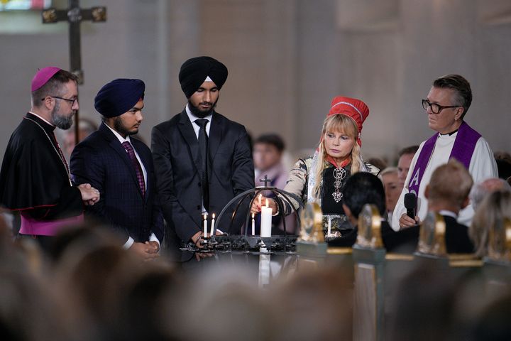 Oslo domkirke: Lystenning i gudstjenestens forbønnsdel med biskop Fredrik Hansen, Harraj Singh, Yashdeep Singh, Ruth Mari Brinis og Anne Anita Lillebø. (Foto: NTB / Stian Lysberg)