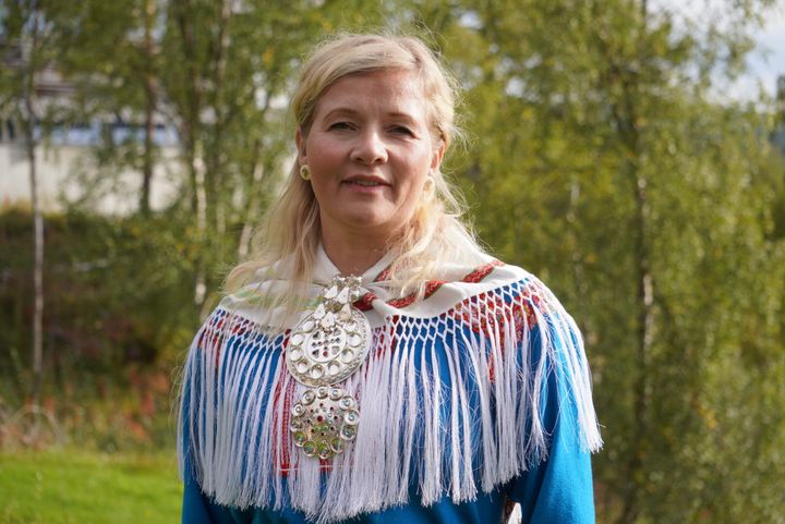 Portrett av Inger Marit Eira-Åhren utendørs.