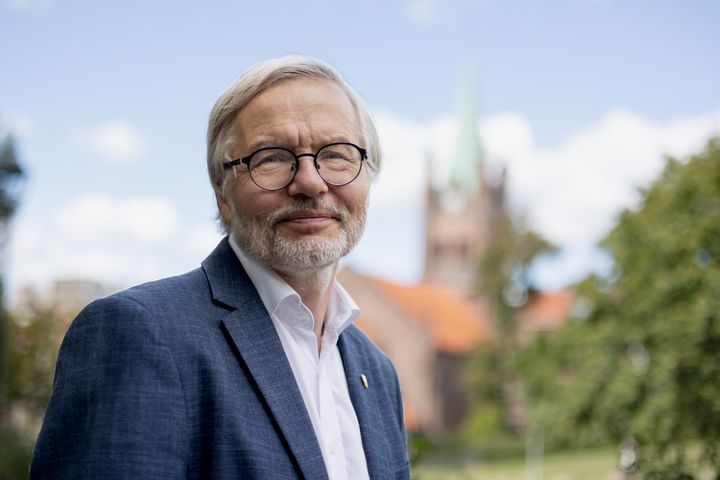 Harald Hegstad foran kirke.