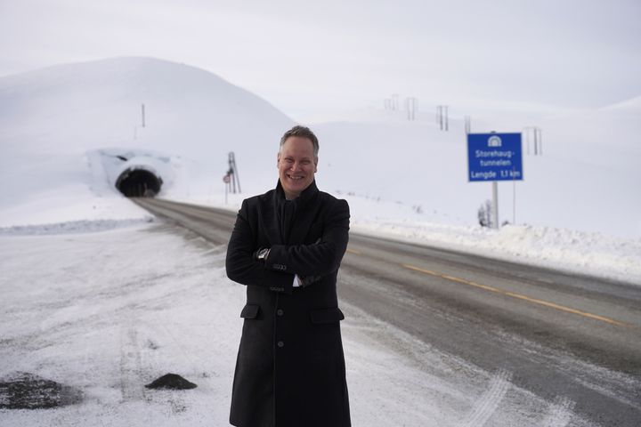 Samferdselsminister Jon-Ivar Nygård med armene i kors framfor Vikafjellstunnelen ved Vikafjellet Rv. 13