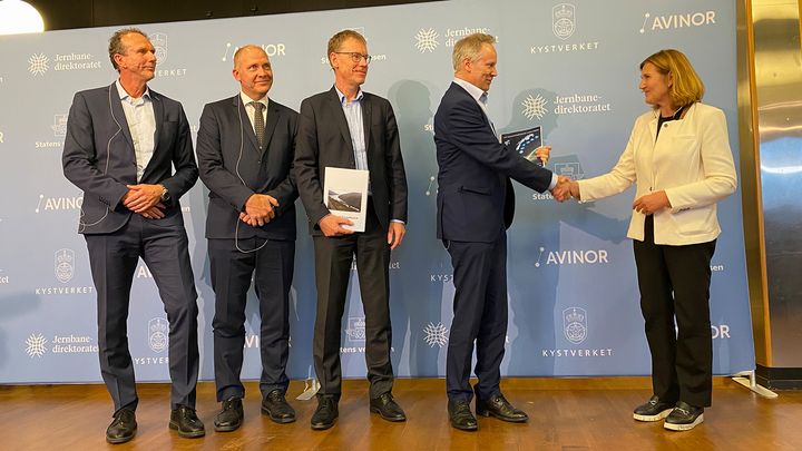 Samferdselsministeren mottar de to utredningene lederne i etatene.