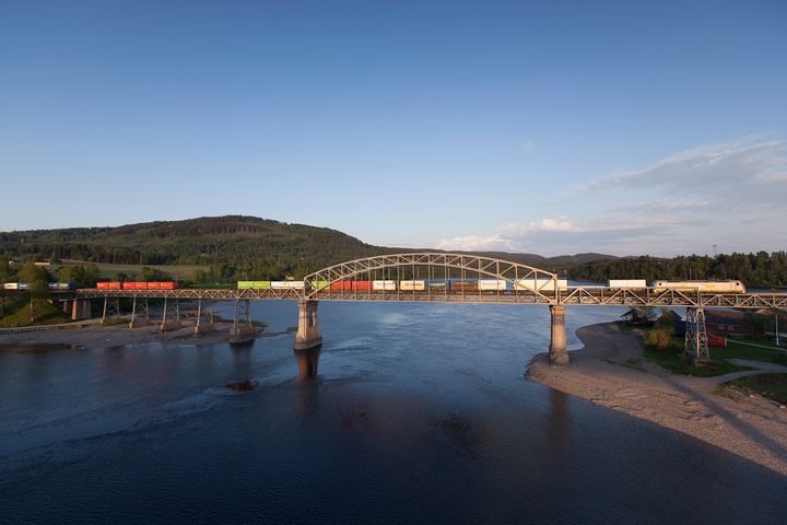 Godstog på jernbanebru på Dovrebanen ved Minnesund