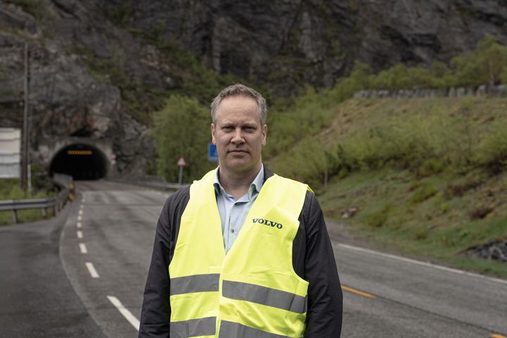 Samferdselsminister Jon-Ivar Nygård på befaring ved Strynefjellstunnelen sommeren 2022.