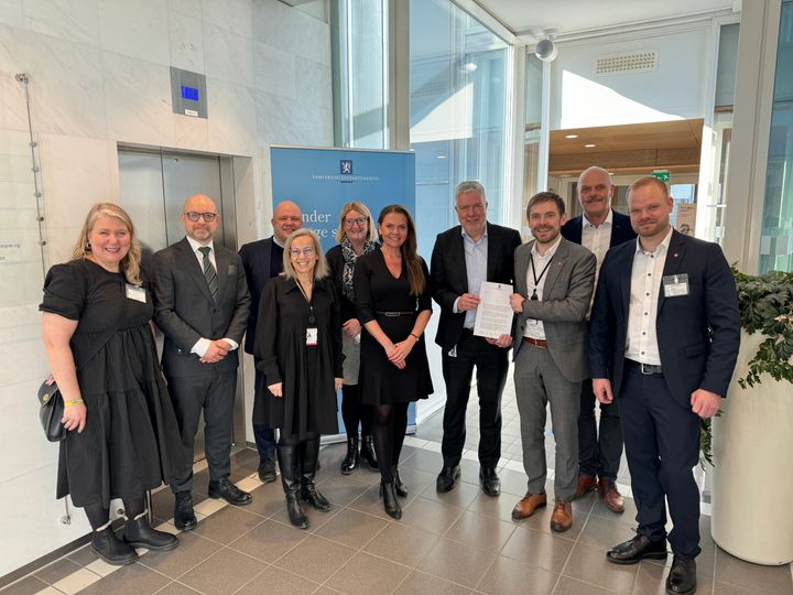 Representater fra lokale myndigheter i Kristiansandsregionen, representanter fra Statens vegvesen og statssekretær Tom Kalsås fra Samferdselsdepartementet, Statssekretær Sigrun Prestbakmo fra KDD