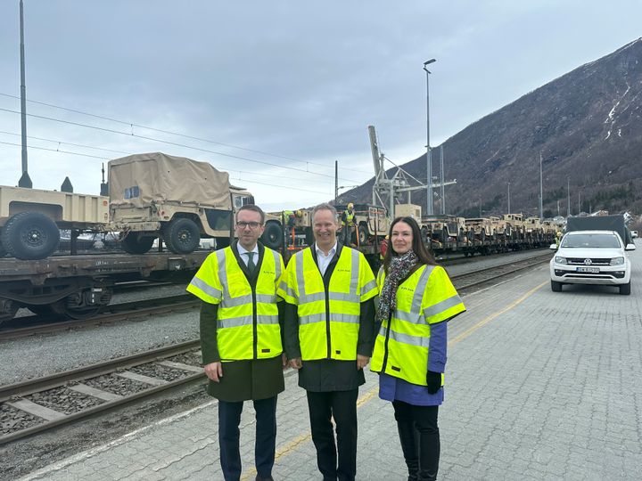 Transportministere på jernbaneterminalen ved Narvik havn